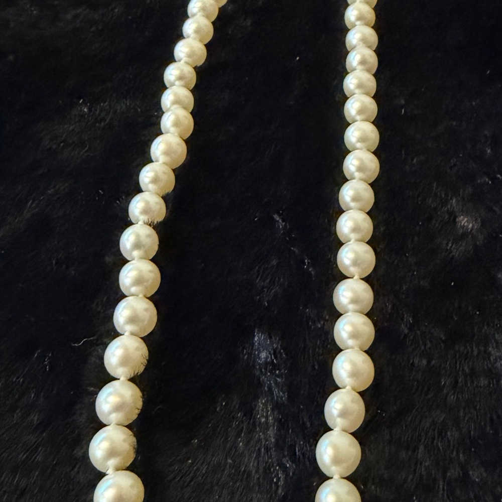 Elegant Pearl Necklace - Picture 4 of 5